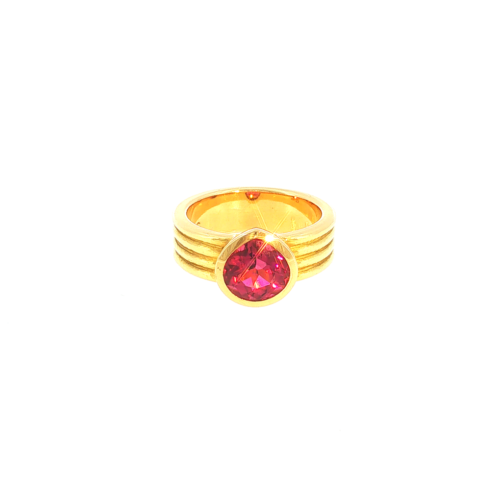 Solitärring mit rötlich-pinken Turmalin in gerilltem Gelbgold