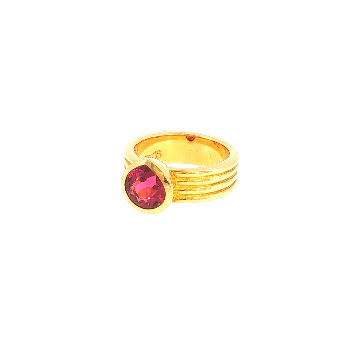 Solitärring mit rötlich-pinken Turmalin in gerilltem Gelbgold