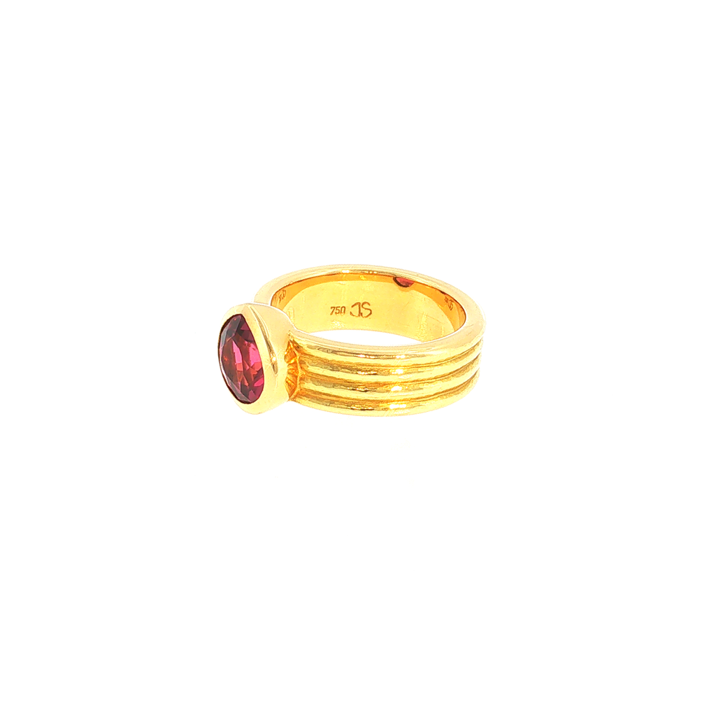 Solitärring mit rötlich-pinken Turmalin in gerilltem Gelbgold