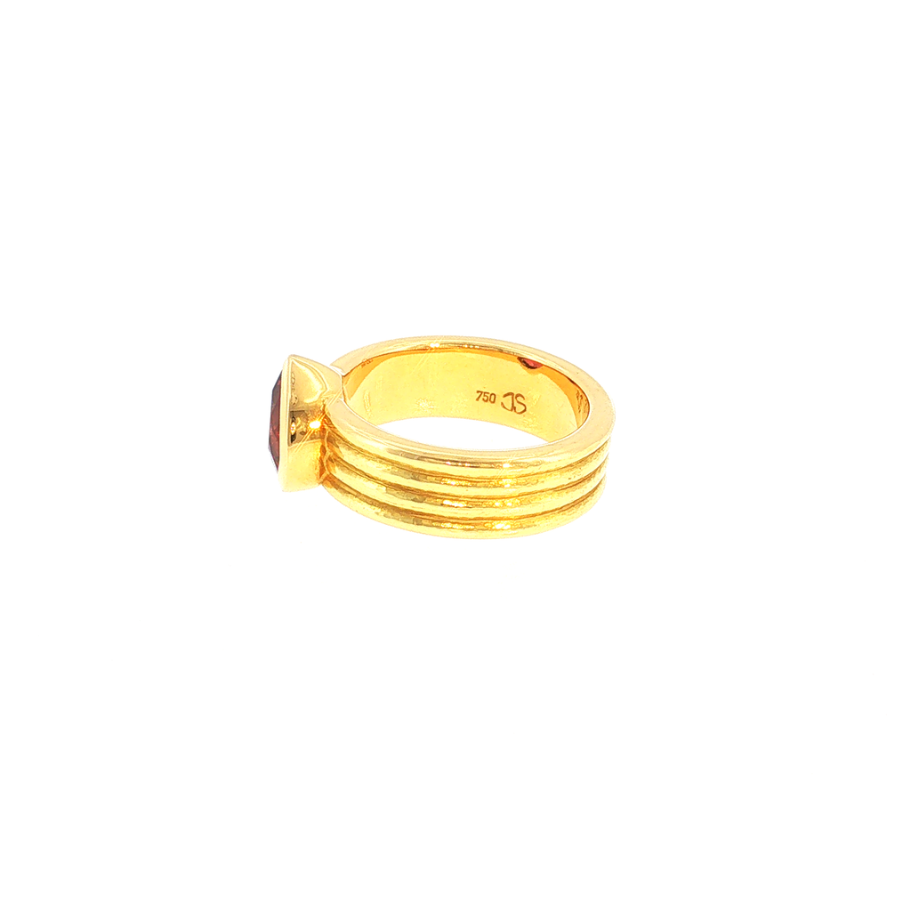 Solitärring mit rötlich-pinken Turmalin in gerilltem Gelbgold