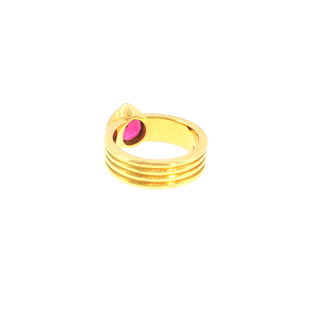 Solitärring mit rötlich-pinken Turmalin in gerilltem Gelbgold