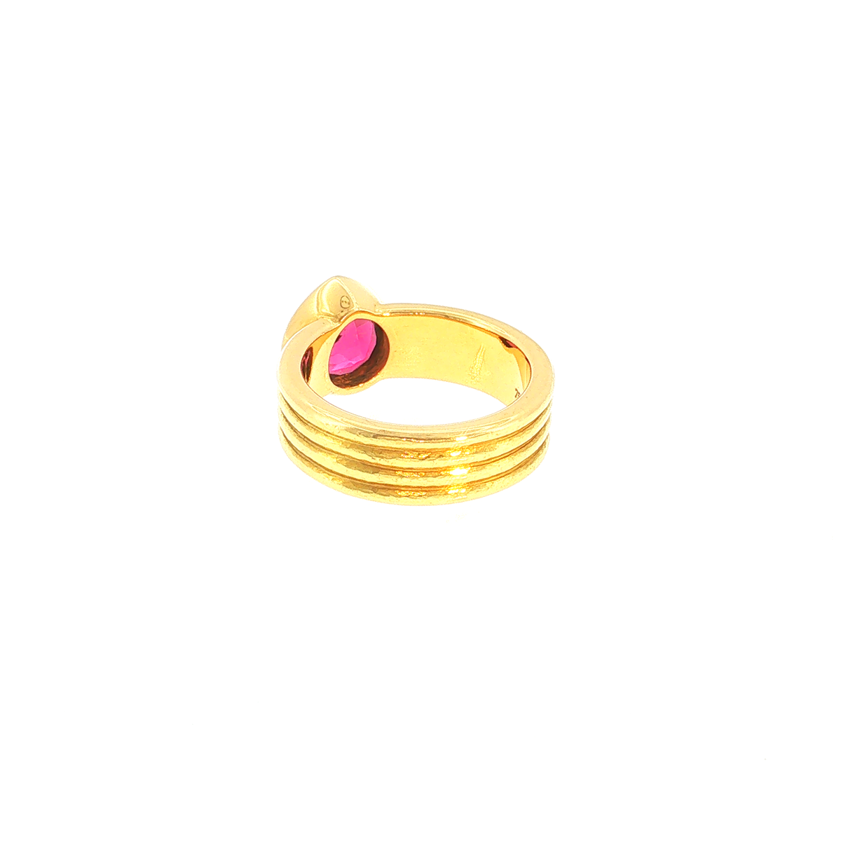 Solitärring mit rötlich-pinken Turmalin in gerilltem Gelbgold