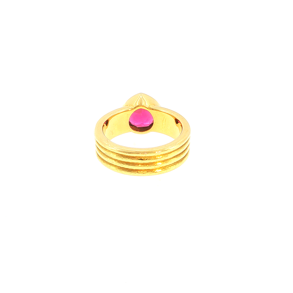 Solitärring mit rötlich-pinken Turmalin in gerilltem Gelbgold
