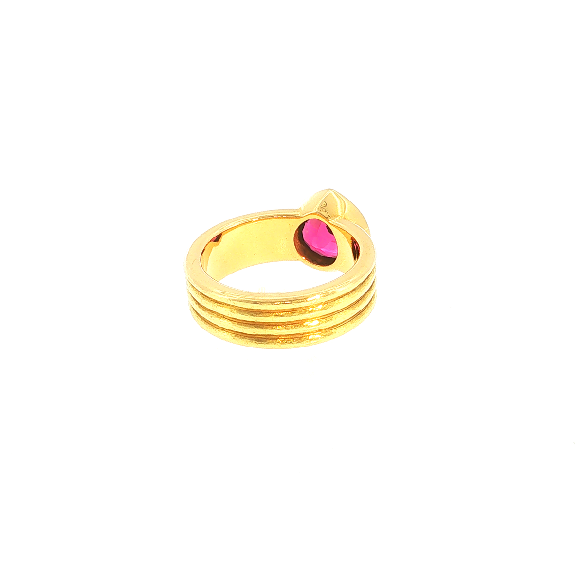 Solitärring mit rötlich-pinken Turmalin in gerilltem Gelbgold