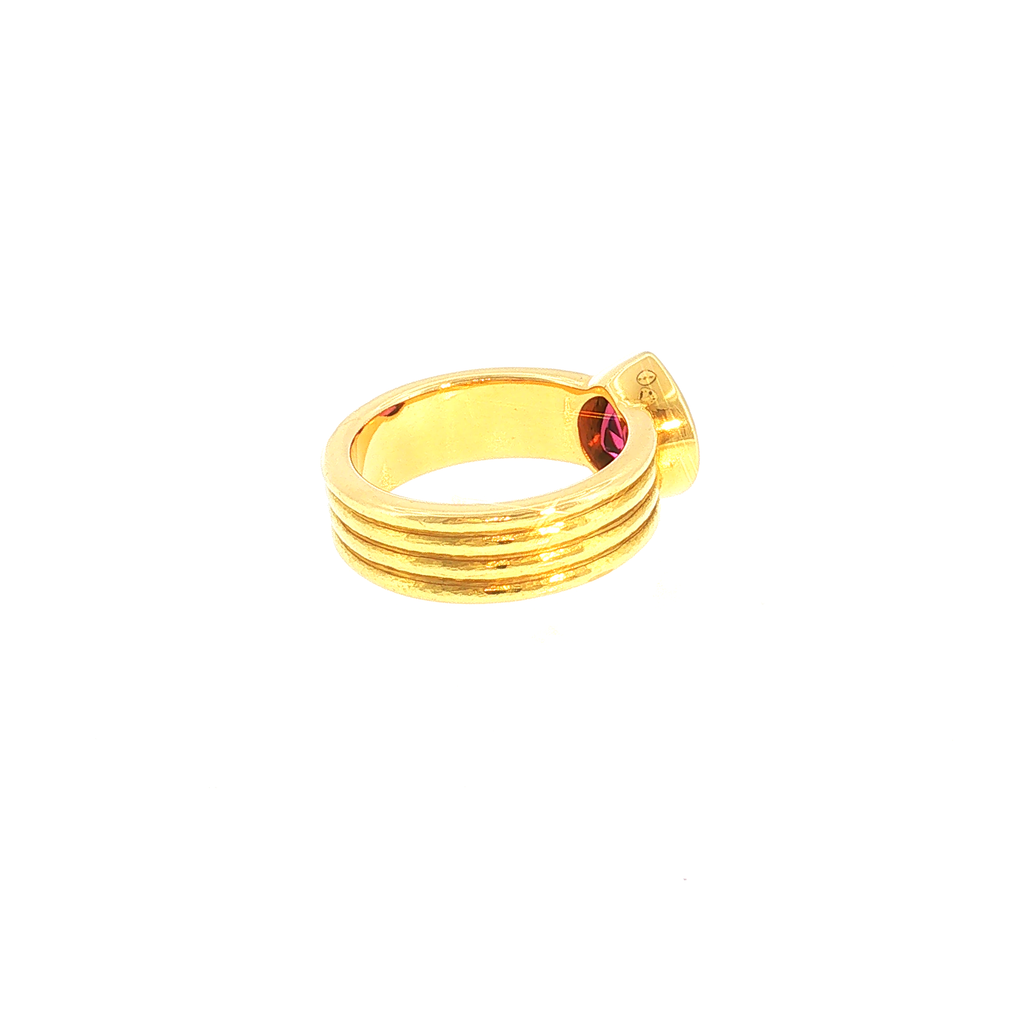 Solitärring mit rötlich-pinken Turmalin in gerilltem Gelbgold