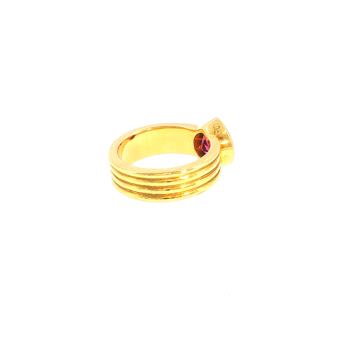 Solitärring mit rötlich-pinken Turmalin in gerilltem Gelbgold