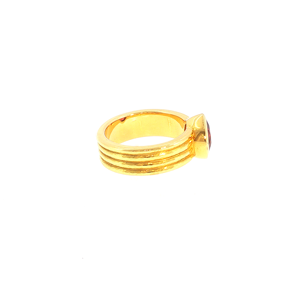 Solitärring mit rötlich-pinken Turmalin in gerilltem Gelbgold