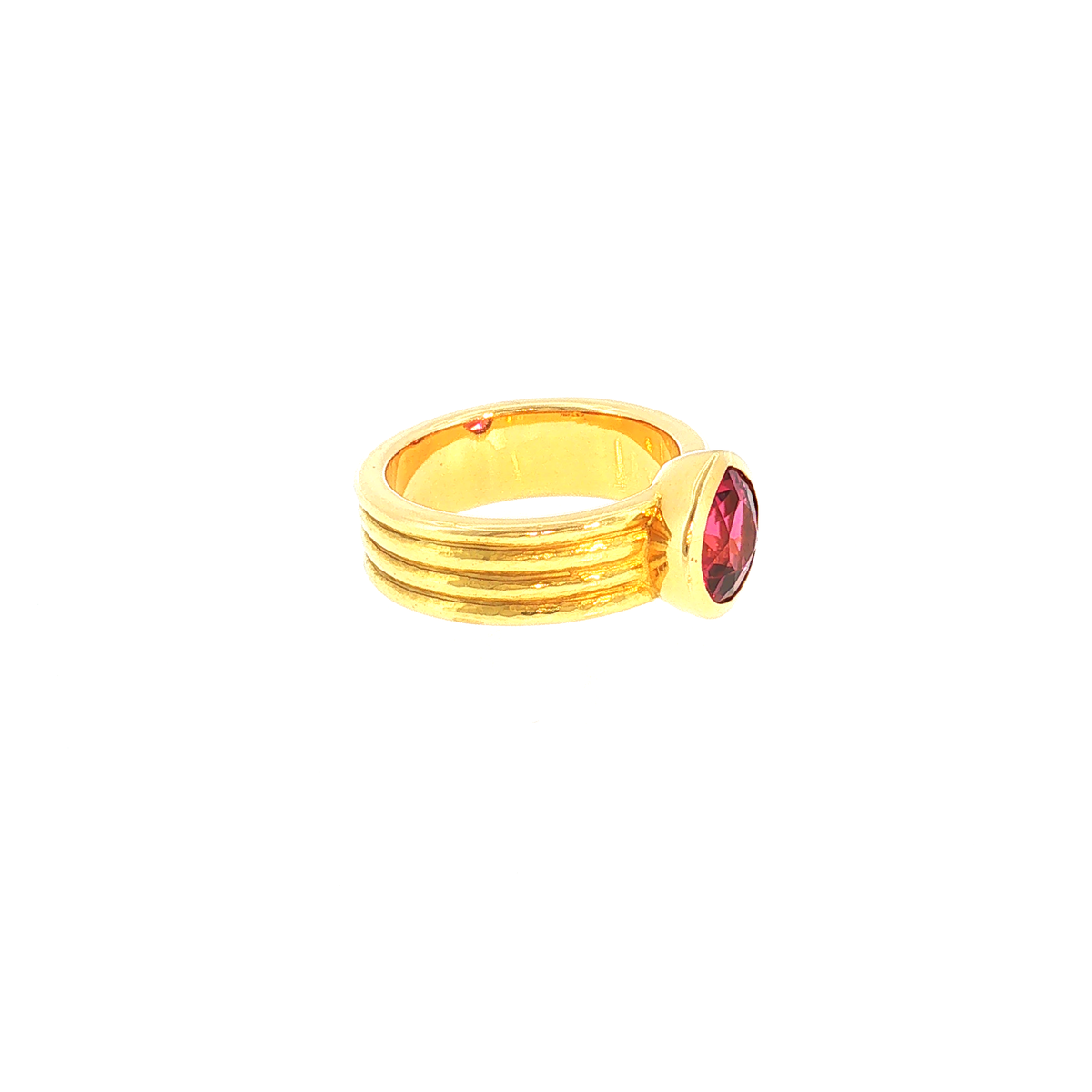 Solitärring mit rötlich-pinken Turmalin in gerilltem Gelbgold
