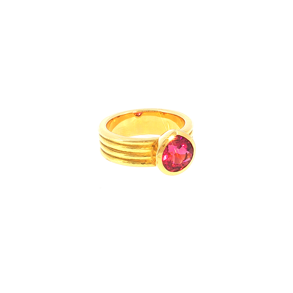 Solitärring mit rötlich-pinken Turmalin in gerilltem Gelbgold