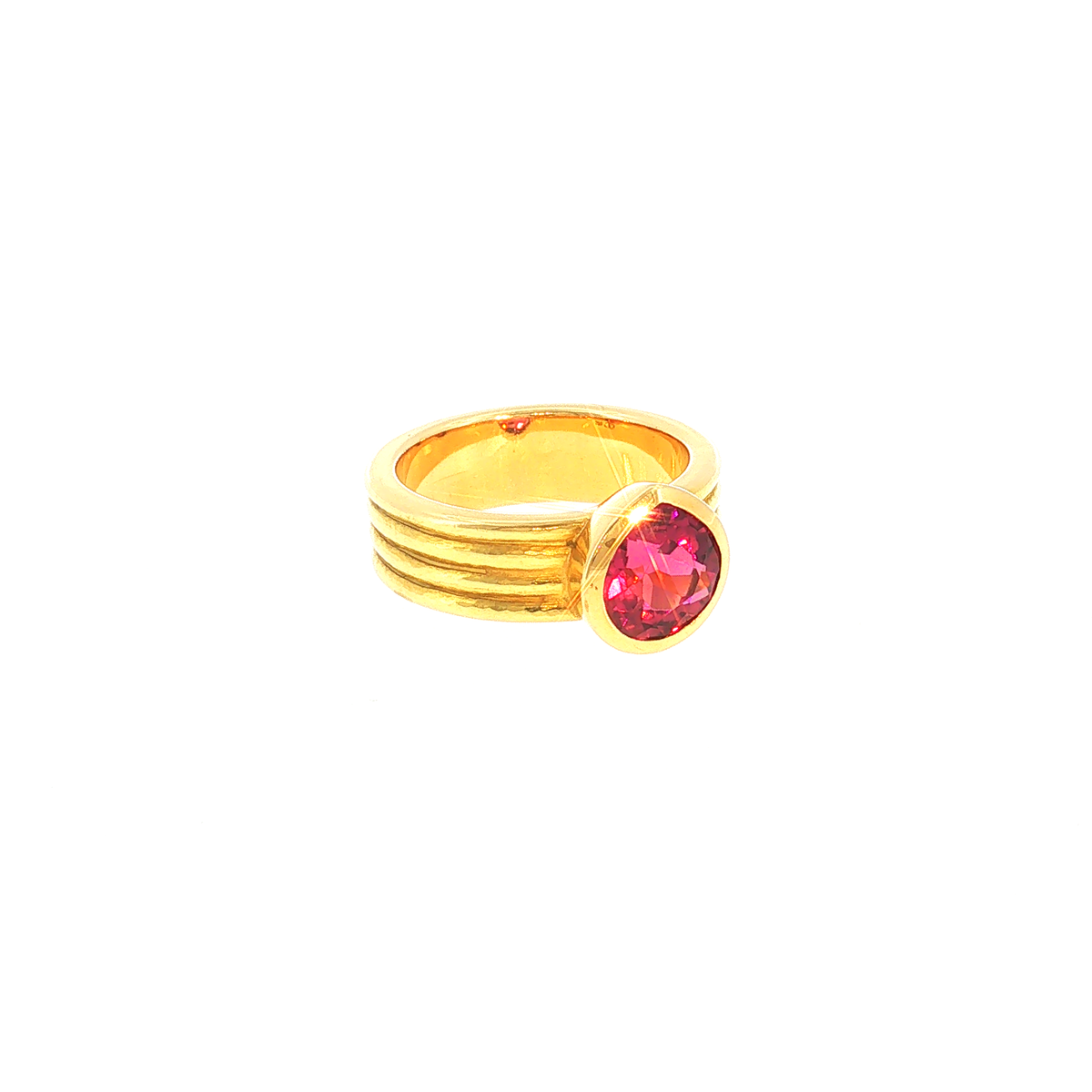 Solitärring mit rötlich-pinken Turmalin in gerilltem Gelbgold