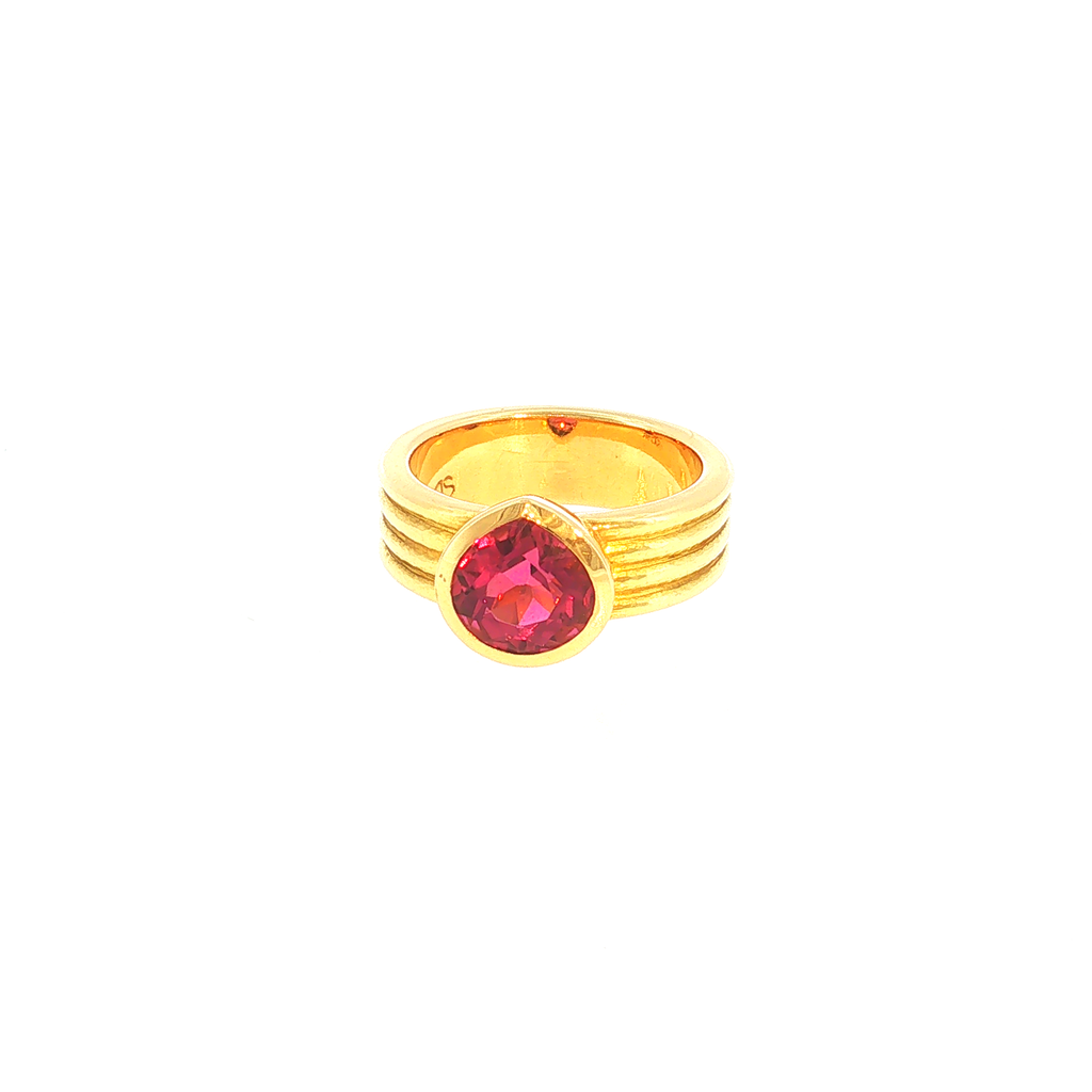 Solitärring mit rötlich-pinken Turmalin in gerilltem Gelbgold