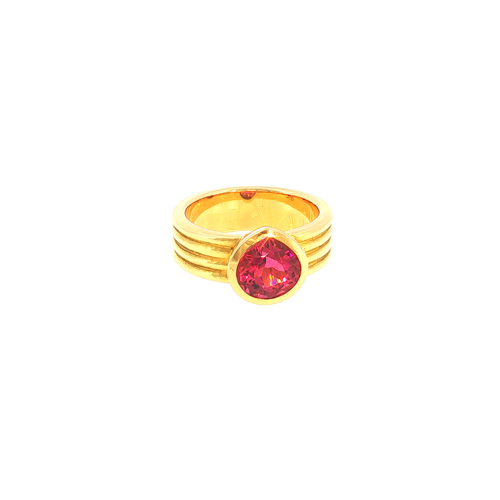 Solitärring mit rötlich-pinken Turmalin in gerilltem Gelbgold