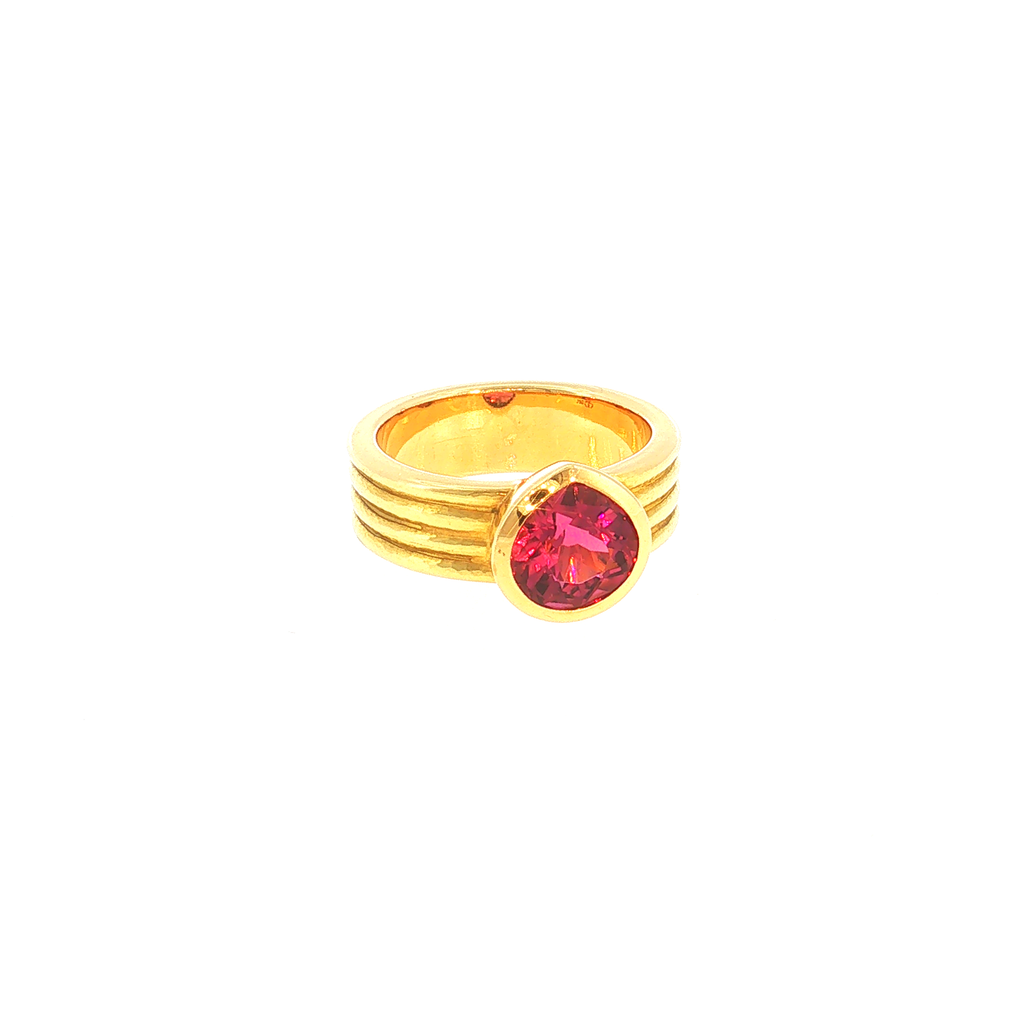 Solitärring mit rötlich-pinken Turmalin in gerilltem Gelbgold