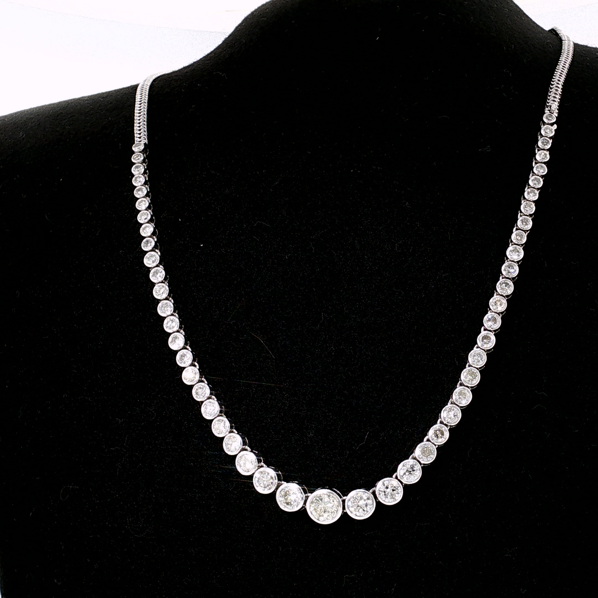 Diamant-Collier im Verlauf aus Weißgold