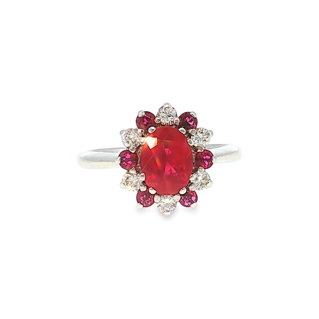 Cocktailring aus Weißgold mit Rubin und Diamant-Halo