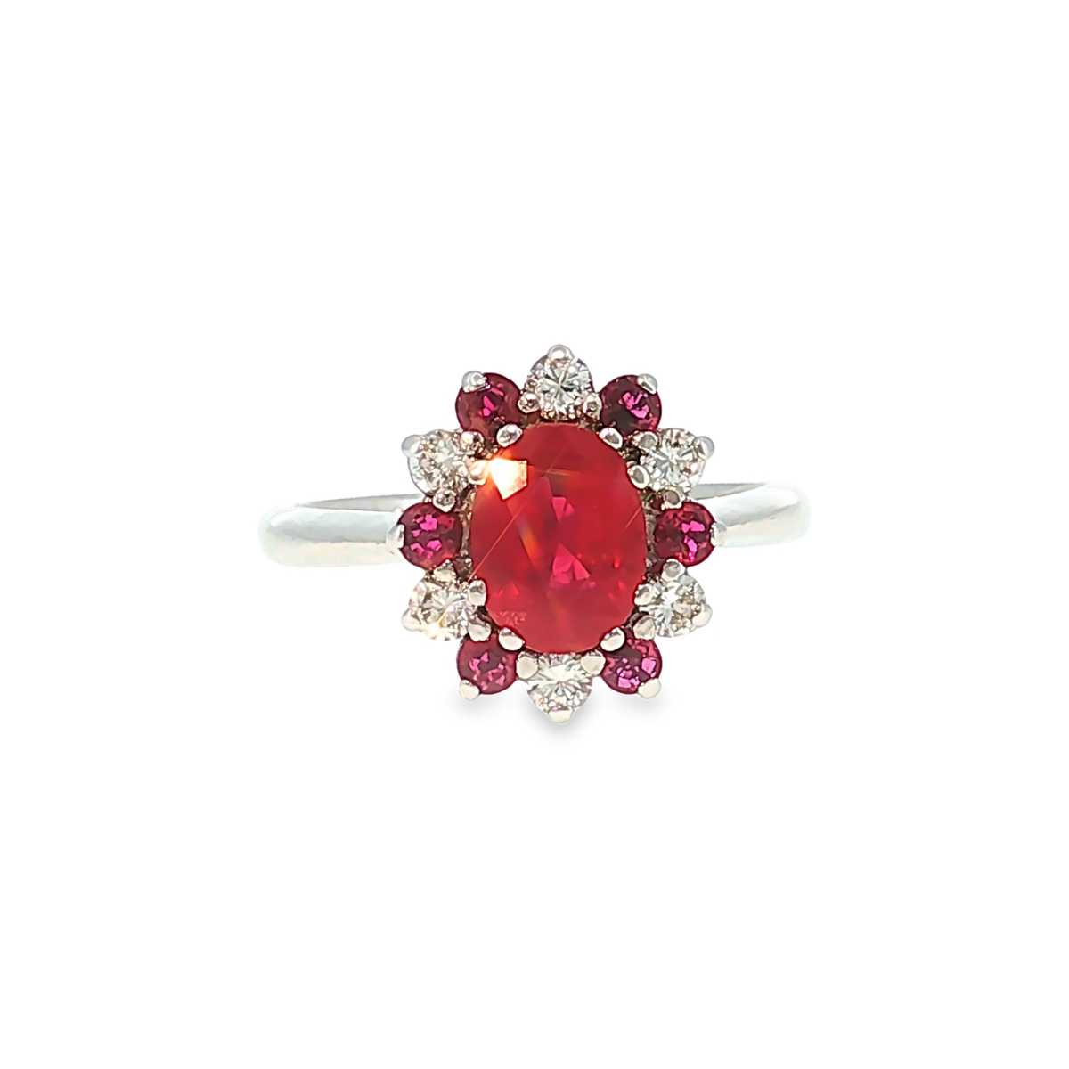Cocktailring aus Weißgold mit Rubin und Diamant-Halo