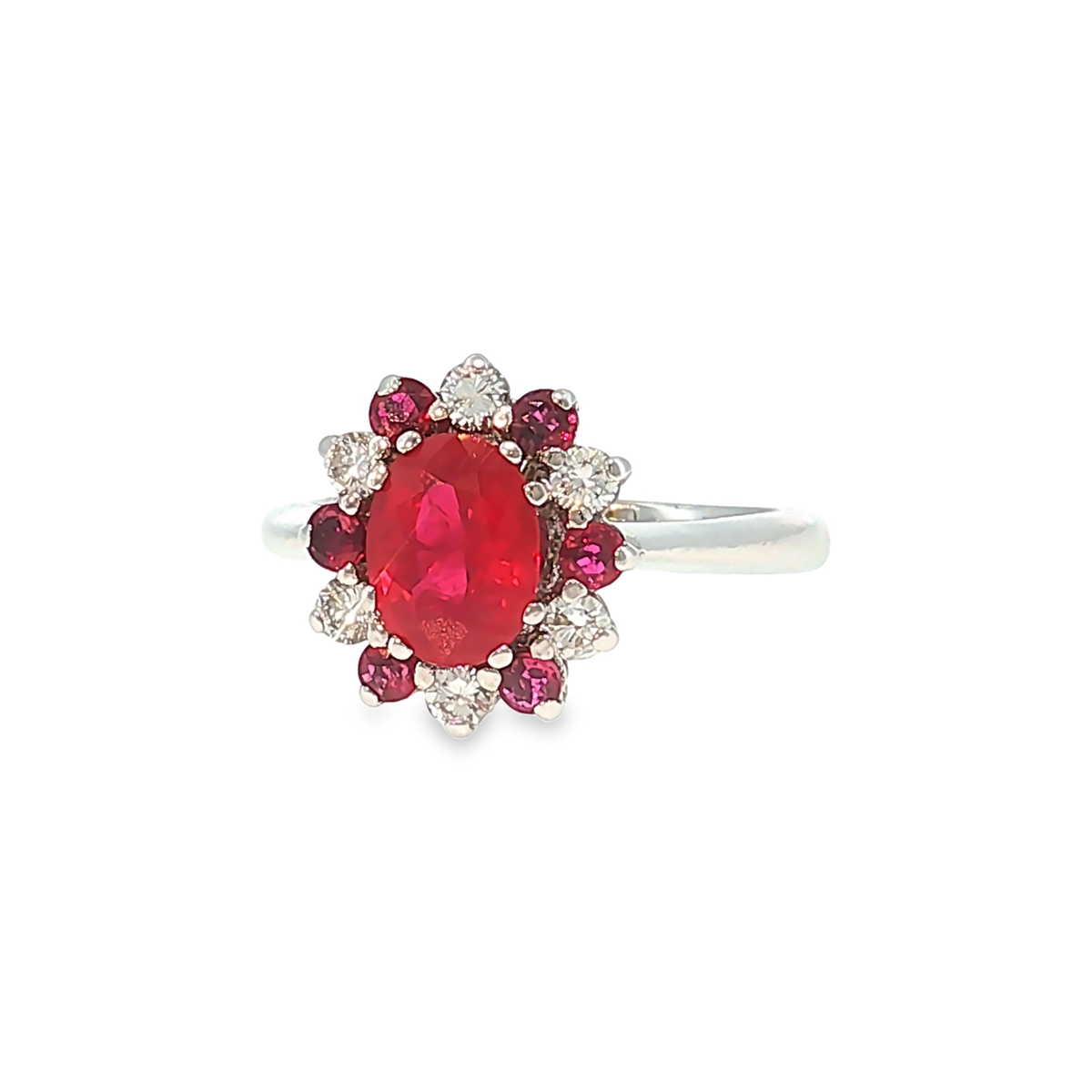 Cocktailring aus Weißgold mit Rubin und Diamant-Halo