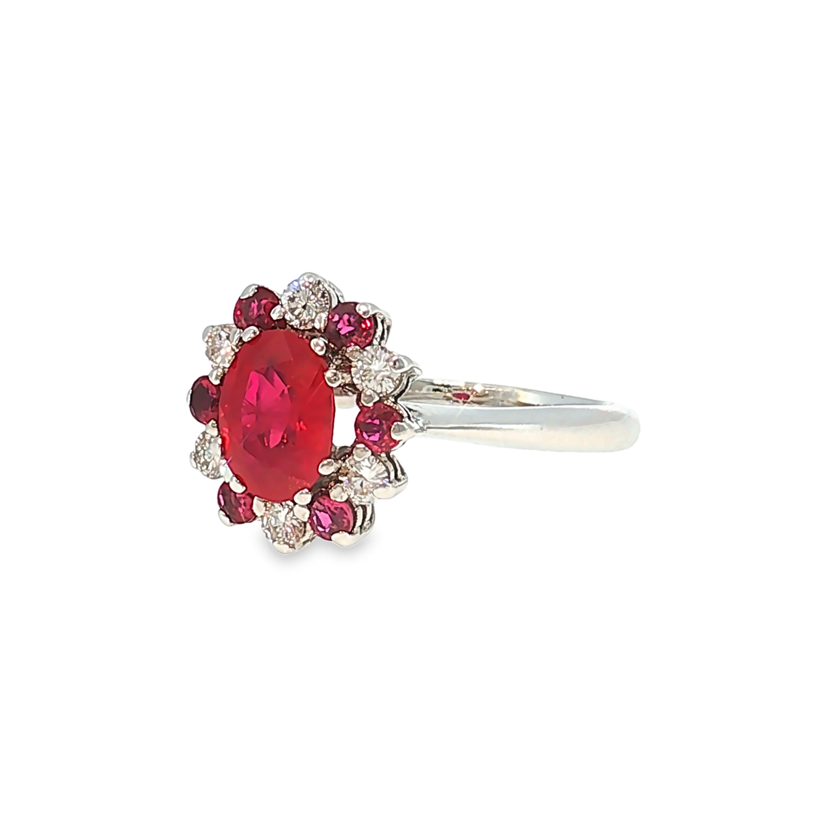Cocktailring aus Weißgold mit Rubin und Diamant-Halo