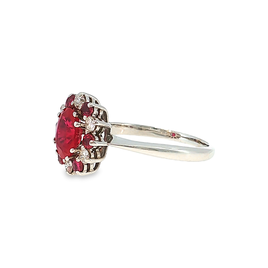 Cocktailring aus Weißgold mit Rubin und Diamant-Halo