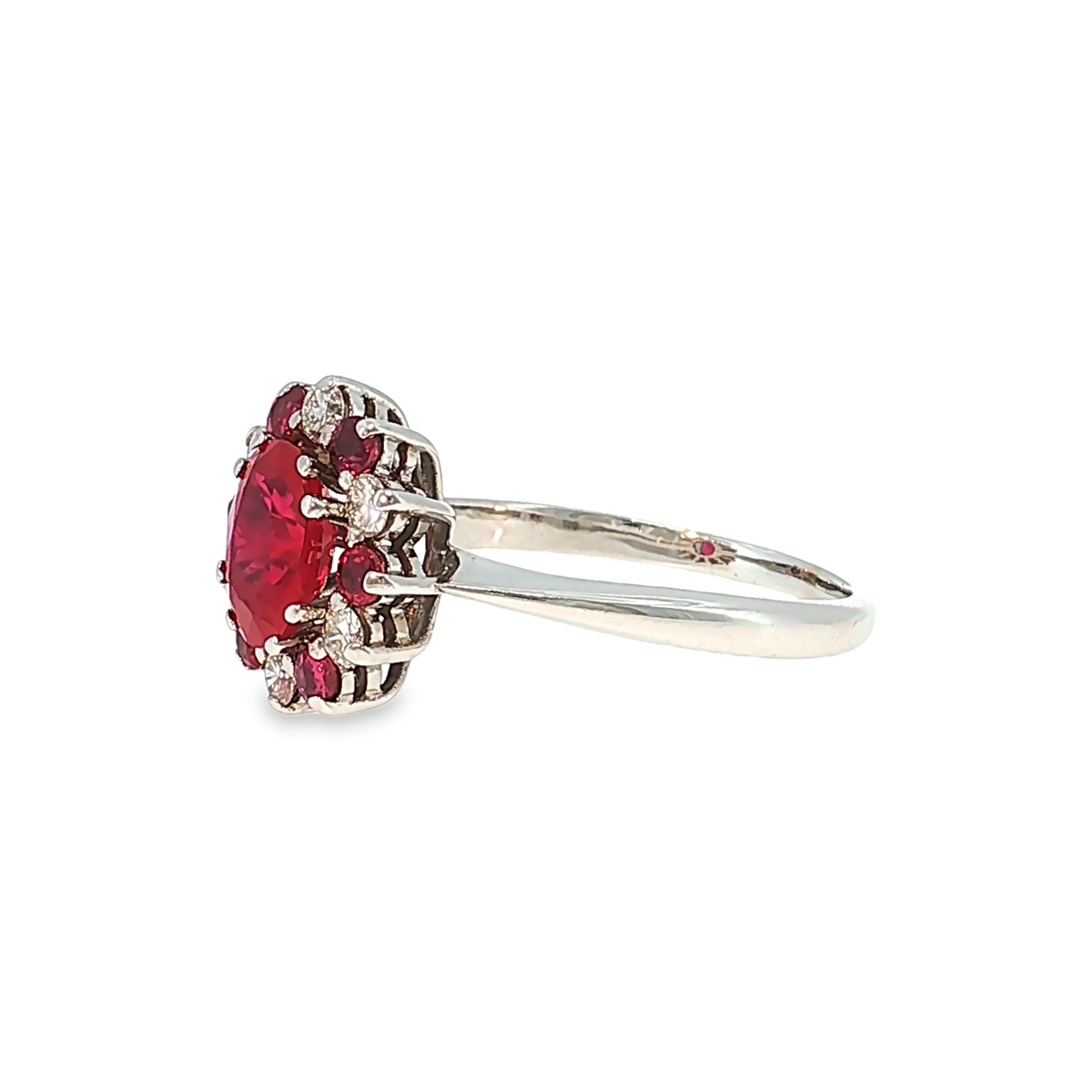 Cocktailring aus Weißgold mit Rubin und Diamant-Halo