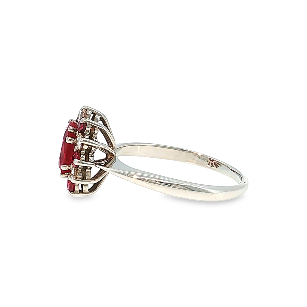 Cocktailring aus Weißgold mit Rubin und Diamant-Halo