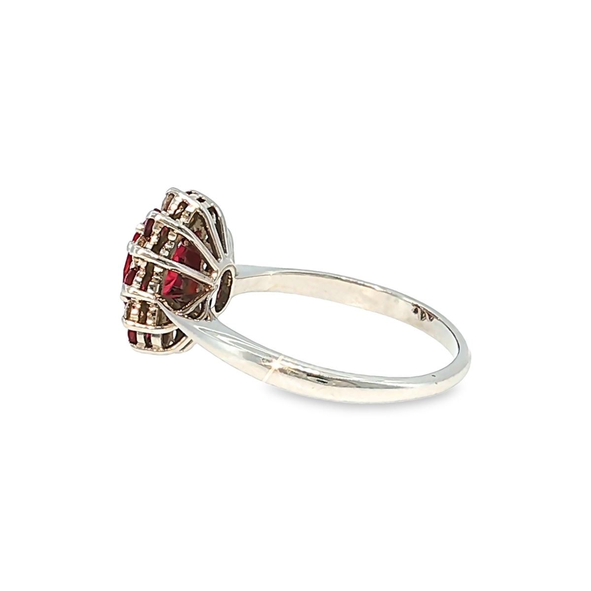 Cocktailring aus Weißgold mit Rubin und Diamant-Halo