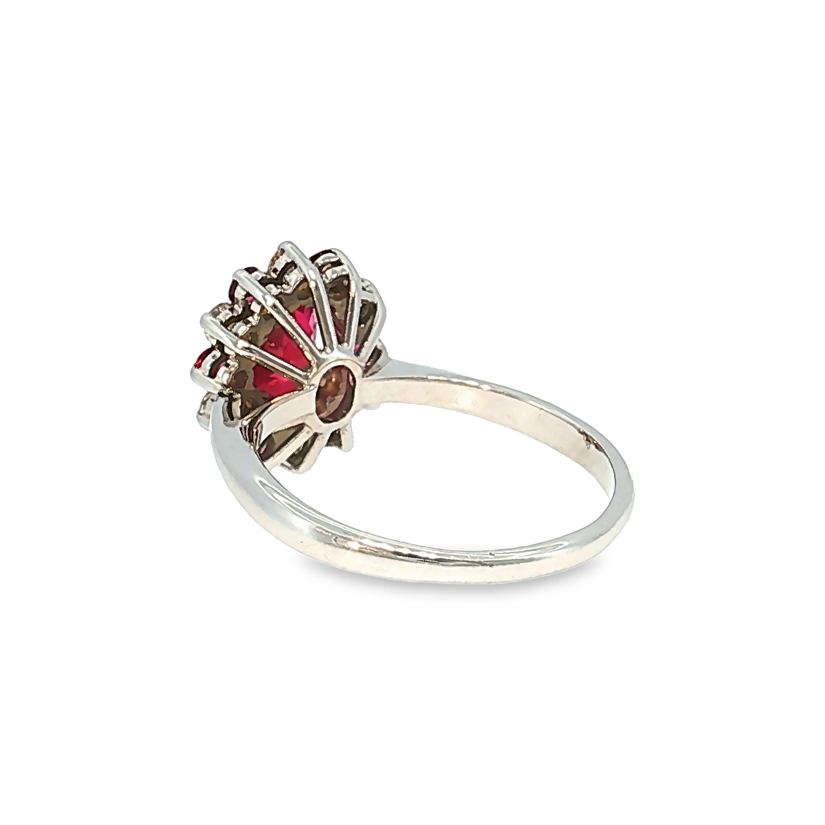 Cocktailring aus Weißgold mit Rubin und Diamant-Halo