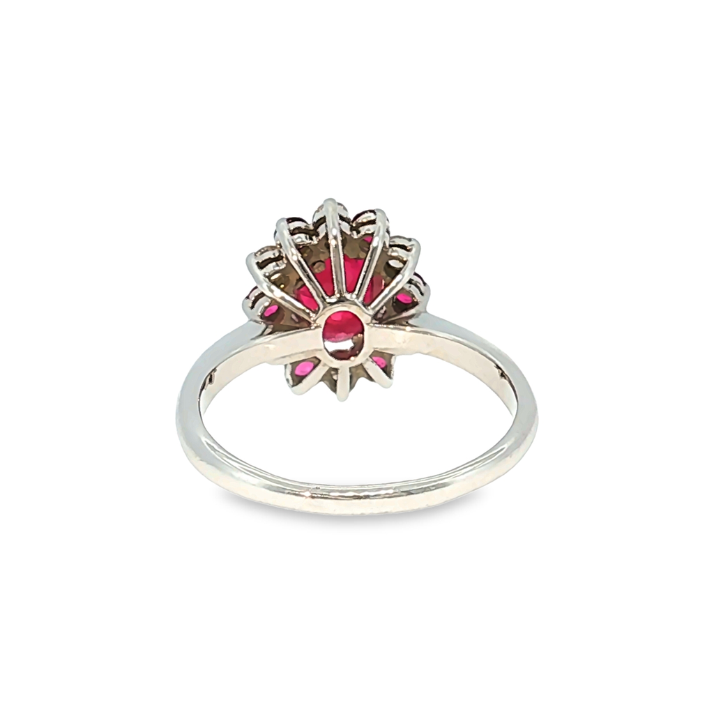 Cocktailring aus Weißgold mit Rubin und Diamant-Halo