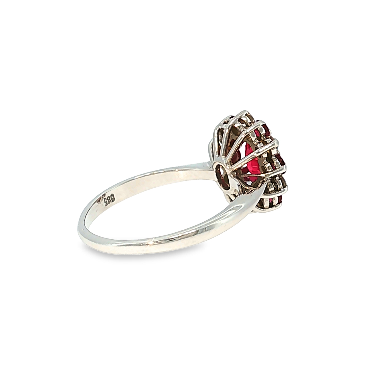 Cocktailring aus Weißgold mit Rubin und Diamant-Halo