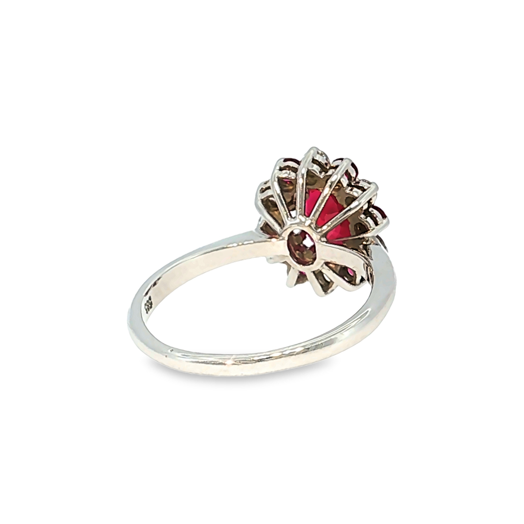 Cocktailring aus Weißgold mit Rubin und Diamant-Halo