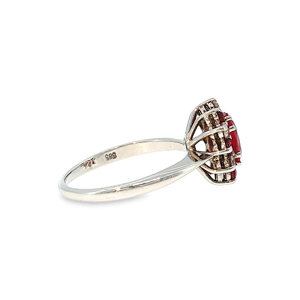 Cocktailring aus Weißgold mit Rubin und Diamant-Halo