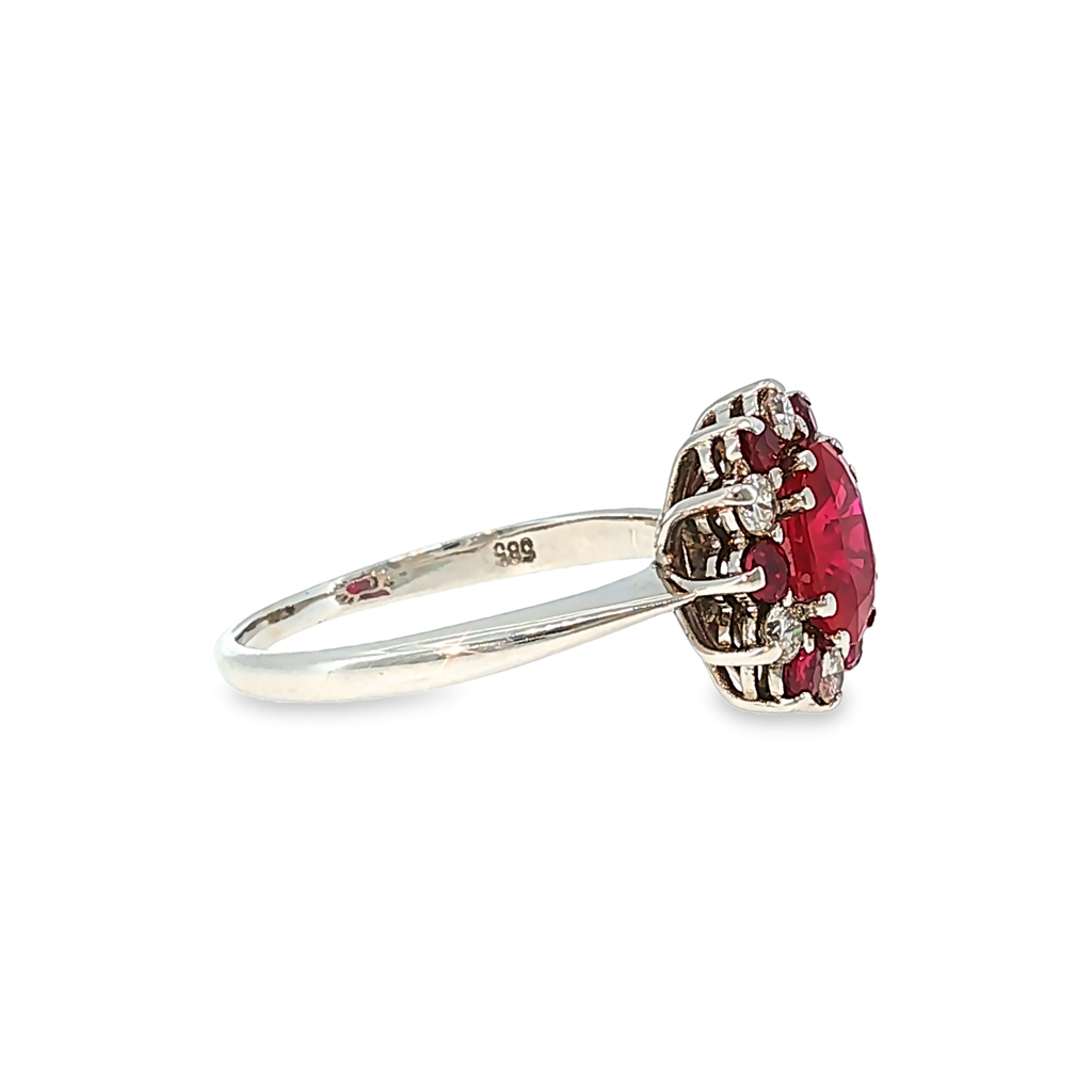 Cocktailring aus Weißgold mit Rubin und Diamant-Halo