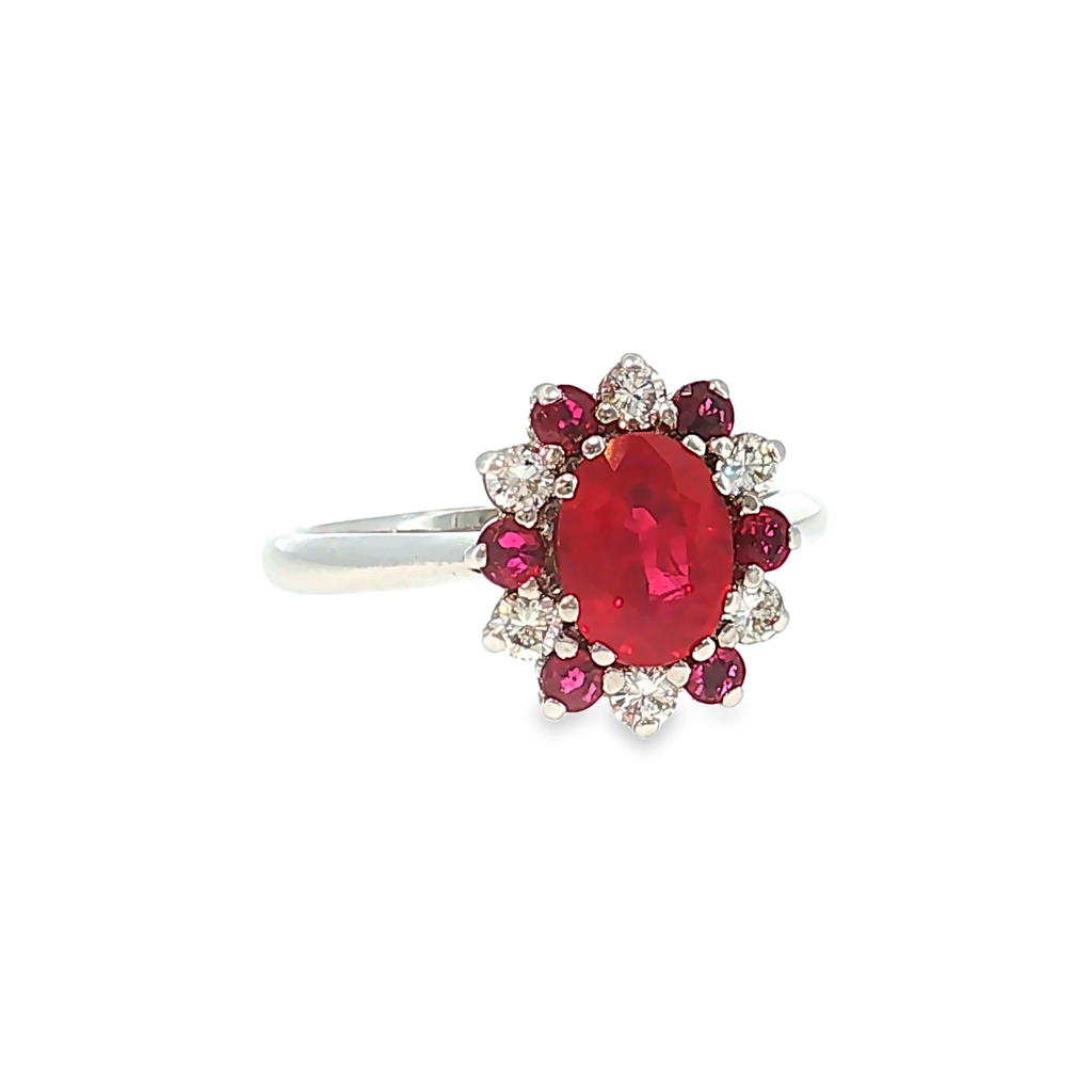 Cocktailring aus Weißgold mit Rubin und Diamant-Halo