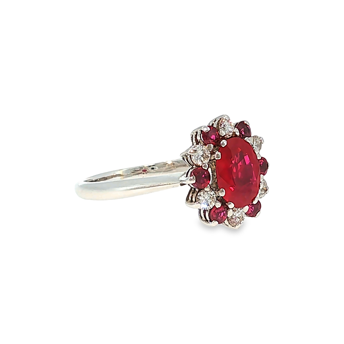 Cocktailring aus Weißgold mit Rubin und Diamant-Halo