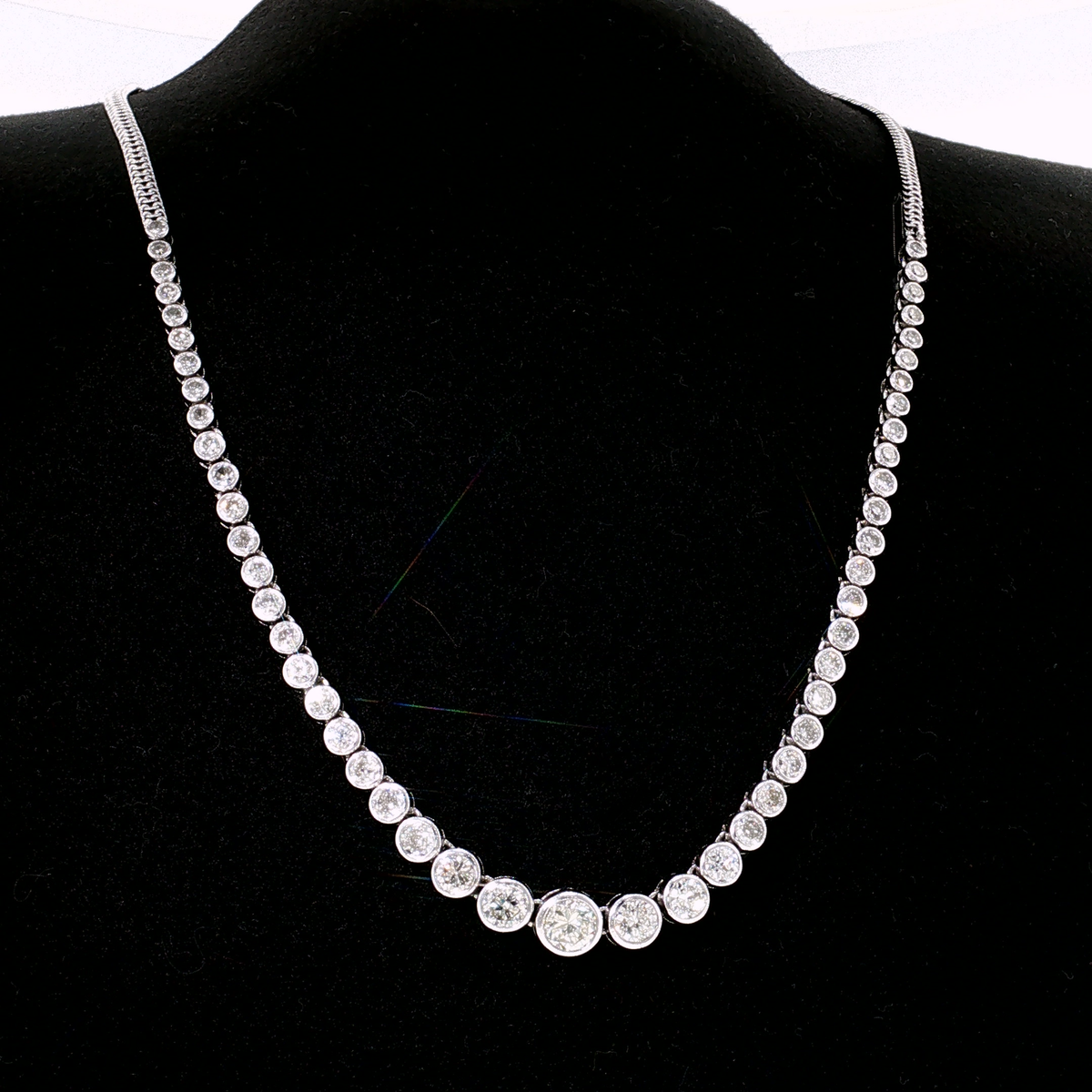 Diamant-Collier im Verlauf aus Weißgold