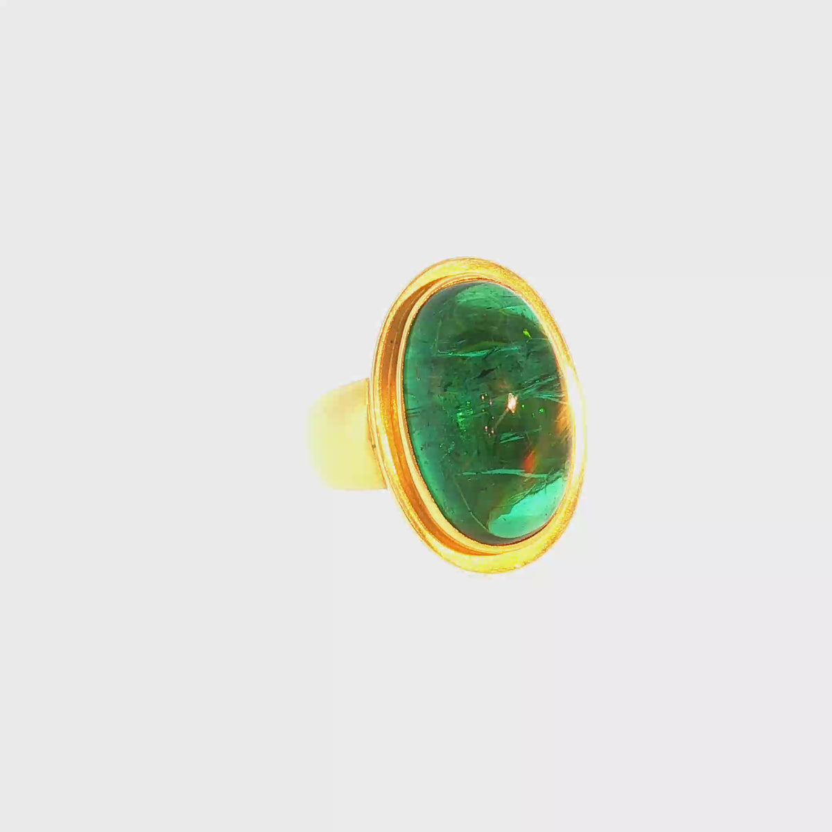 Gelbgold Solitärring mit grünem Turmalin-Cabochon
