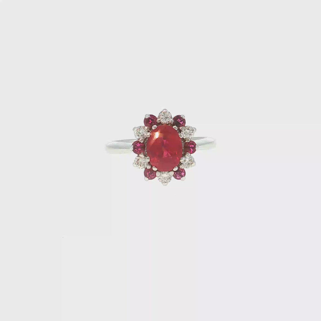 Cocktailring aus Weißgold mit Rubin und Diamant-Halo