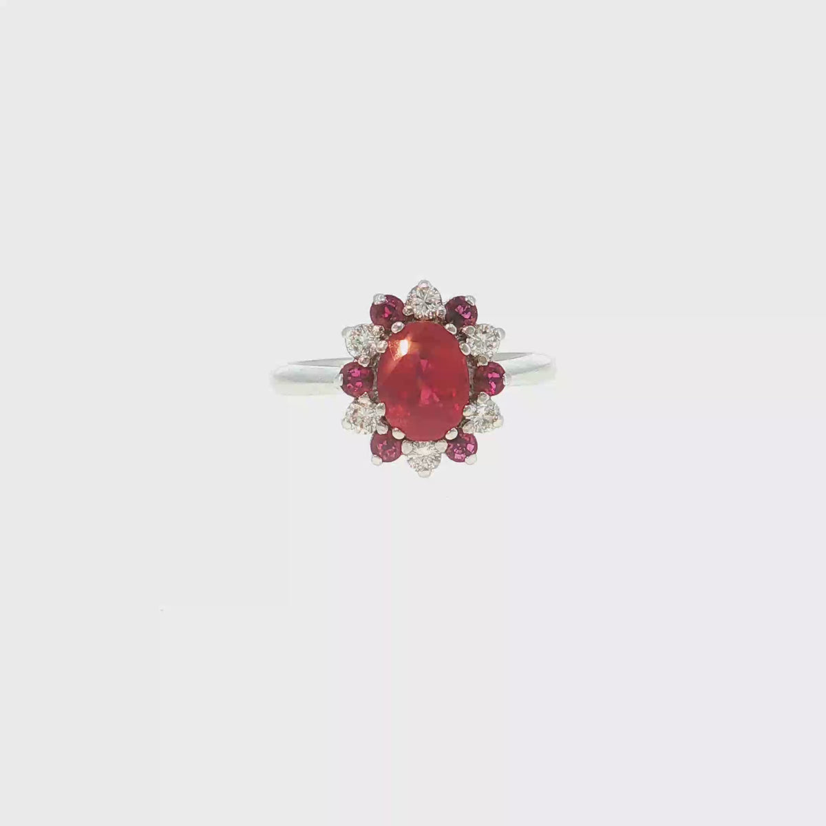 Cocktailring aus Weißgold mit Rubin und Diamant-Halo