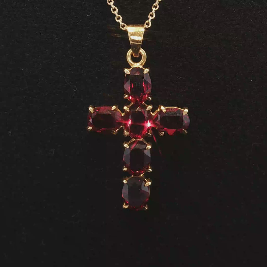 Kreuz-Anhänger mit Rhodolithen in Gelbgold