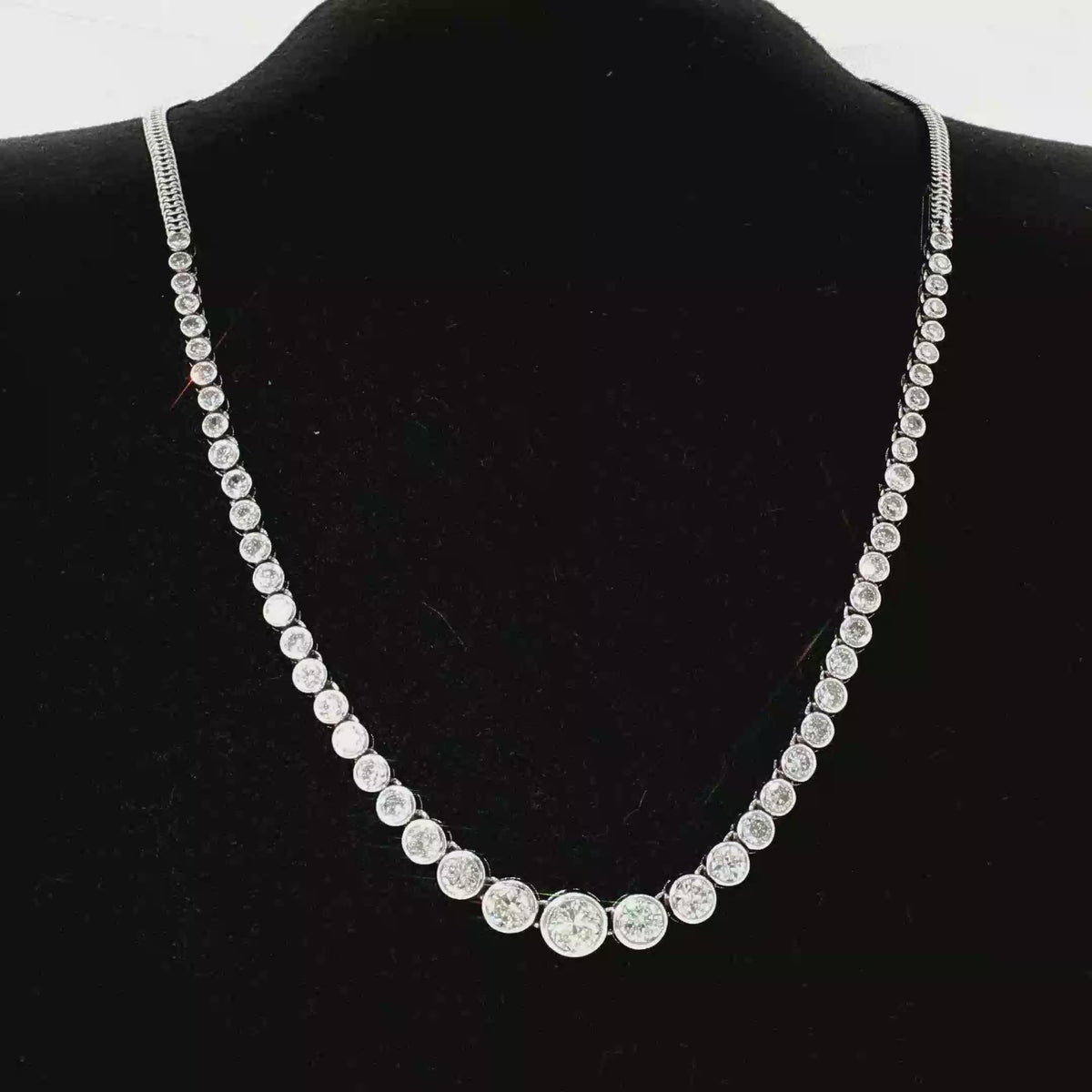 Diamant-Collier im Verlauf aus Weißgold